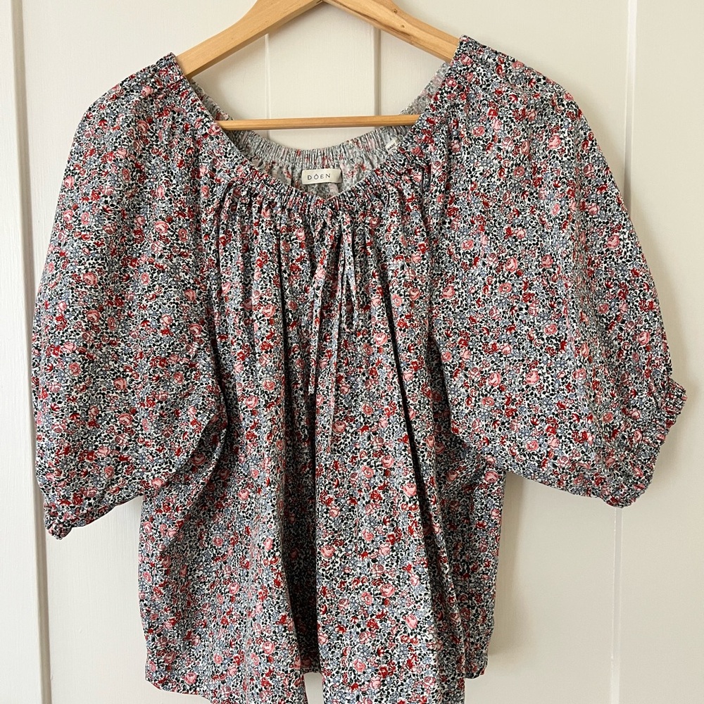 Doen Women's Floral Top - Red and Black